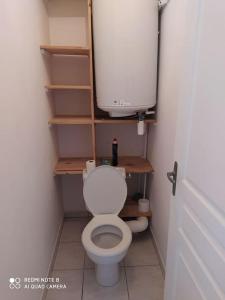 拉蒂爾巴勒的住宿－Appartement bord de mer，一间小浴室,内设白色卫生间