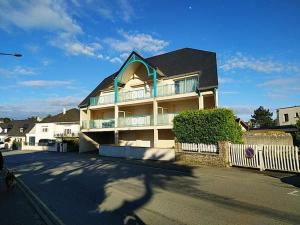 拉蒂爾巴勒的住宿－Appartement bord de mer，街道上带阳台的大房子