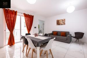 Posezení v ubytování Modern & Spacious Apartment in the Heart of Pieta by 360 Estates