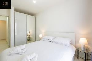 Postel nebo postele na pokoji v ubytování Modern & Spacious Apartment in the Heart of Pieta by 360 Estates