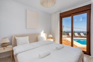 A bed or beds in a room at Luxurious villa with pool in La Cala by Costarentals - Ref 53