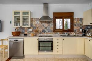 A kitchen or kitchenette at Luxurious villa with pool in La Cala by Costarentals - Ref 53