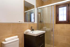 A bathroom at Luxurious villa with pool in La Cala by Costarentals - Ref 53