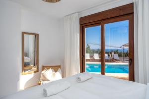 The swimming pool at or close to Luxurious villa with pool in La Cala by Costarentals - Ref 53