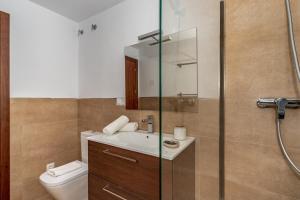 A bathroom at Luxurious villa with pool in La Cala by Costarentals - Ref 53