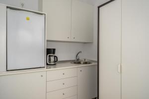 A kitchen or kitchenette at Luxurious villa with pool in La Cala by Costarentals - Ref 53