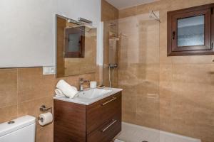 A bathroom at Luxurious villa with pool in La Cala by Costarentals - Ref 53