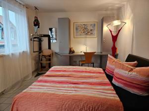 Schlafzimmer mit einem Bett, einem Tisch und einem Fenster in der Unterkunft Komfortables 3-Zimmer Apartment in Schwetzingen zwischen Mannheim und Heidelberg in Schwetzingen