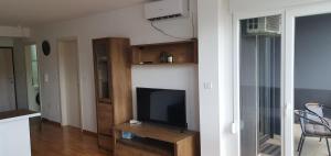 un soggiorno con TV su un tavolo in legno di Modern Apartment in Zenica a Zenica