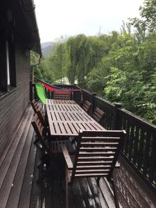Balkón alebo terasa v ubytovaní Cozy mountain cottage with terrace in Dolni Lomna