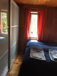 Posteľ alebo postele v izbe v ubytovaní Cozy mountain cottage with terrace in Dolni Lomna