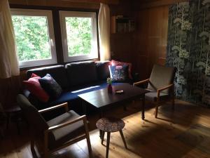 Posedenie v ubytovaní Cozy mountain cottage with terrace in Dolni Lomna