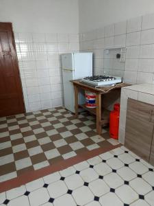 cocina con mesa y nevera en Villa 28 en Lomé