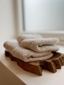 a pile of towels sitting on top of a wooden board at Weinberg-Design-Apartment Stuttgart-Fellbach in Fellbach