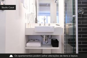 uma casa de banho com um lavatório e um espelho em Charlie Itaim Bueno Brandão em São Paulo