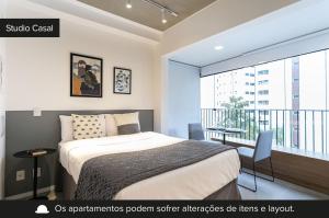 um quarto com uma cama e uma varanda em Charlie Itaim Bueno Brandão em São Paulo