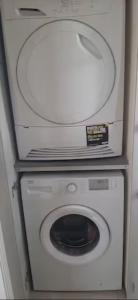 リスドゥーンバーナにあるSwan Studio Havenの小さな部屋に洗濯機と乾燥機があります。