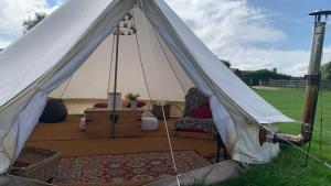 Fotografie z fotogalerie ubytování Home Farm Radnage Glamping Bell Tent 4, with Log Burner and Fire Pit v destinaci Radnage