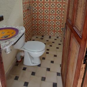 La salle de bains est pourvue de toilettes et d'un lavabo. dans l'établissement Ouirgane discovery lodge, à Ouirgane