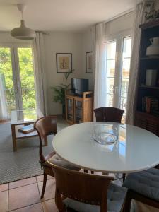 sala de estar con mesa blanca y sillas en acogedor y céntrico apartamento, en Alicante