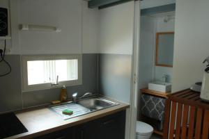 Les bungalows du chateau d'Ô的一间浴室