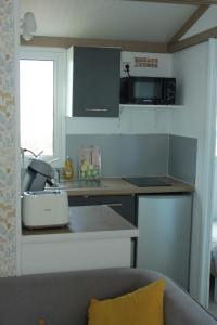Les bungalows du chateau d'Ô的厨房或小厨房
