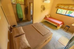 a small room with two beds and a window at Casita Chinola - Playa El Encuentro in Bombita