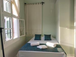 1 dormitorio con 1 cama con toallas en Eolos House Cunda, en Ayvalık