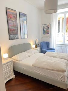 1 dormitorio con 1 cama y 1 silla azul en Torlonia Rooms, en Roma