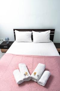 um quarto com uma cama com duas toalhas em Soleado, Nilie Hospitality MGMT em Tessalônica