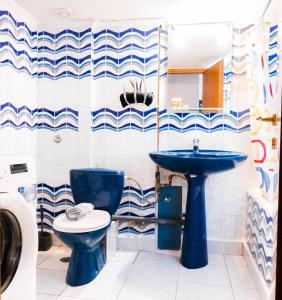 uma casa de banho com um WC azul e um lavatório. em Soleado, Nilie Hospitality MGMT em Tessalônica