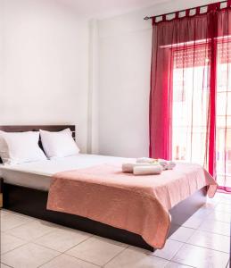 um quarto com uma cama com duas toalhas em Soleado, Nilie Hospitality MGMT em Tessalônica