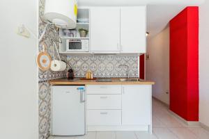 A kitchen or kitchenette at Estudio Sunrise Estocolmo
