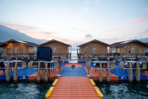 Tehri-GarhwālにあるLe ROI Floating Huts & Eco Rooms Tehriの水中のリゾートの桟橋