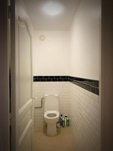 La salle de bains est pourvue de toilettes blanches. dans l'établissement T1 bel appartement proche de Genève, à Annemasse