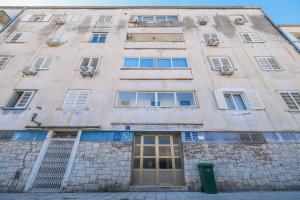 - un vieux bâtiment en pierre avec des fenêtres et des portes dans l'établissement Rooms lopwi Old town Ground floor, à Zadar