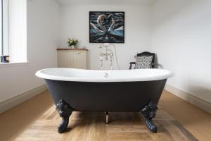 a black and white bath tub in a bathroom at Asman in Salcombe