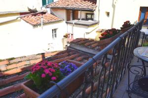 uma varanda com flores nas escadas de um edifício em Florence Heart B&B em Florença