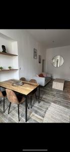 ein Wohnzimmer mit einem Tisch und einem Bett in der Unterkunft Coeur du Vieil Antibes in Antibes