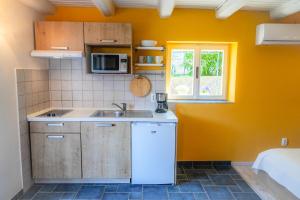 Kuchnia lub aneks kuchenny w obiekcie Apartments Galatea with garage parking