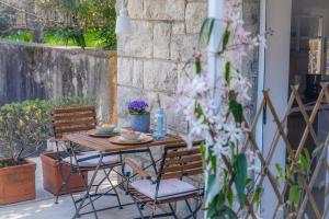 drewniany stół i krzesła na patio w obiekcie Apartments Galatea with garage parking w mieście Opatija +36 zdjęć