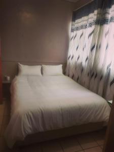 Кровать или кровати в номере Stay Inn Krugersdorp