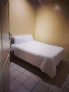 Una cama o camas en una habitación de Stay Inn Krugersdorp