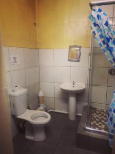 uma casa de banho com um WC e um lavatório em Stay Inn Krugersdorp em Krugersdorp