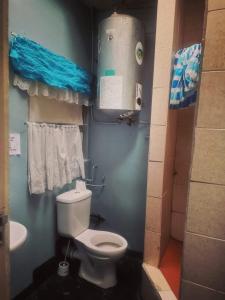 y baño con aseo y lavamanos. en Stay Inn Krugersdorp, en Krugersdorp