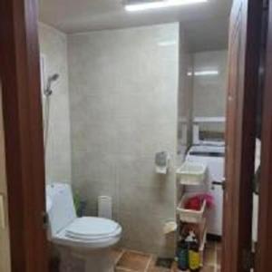 W pokoju znajduje się łazienka z białą toaletą. w obiekcie Hongcheon fence house w mieście Hongcheon