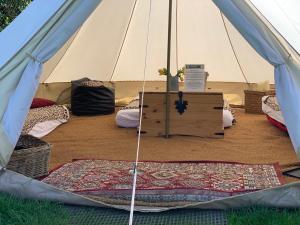 Fotografie z fotogalerie ubytování Home Farm Radnage Glamping Bell Tent 4, with Log Burner and Fire Pit v destinaci Radnage + 4 fotografie