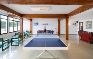 Taula de ping-pong a Medplaya Hotel Vistamar Costa Dorada o a prop