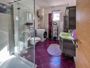 Ένα μπάνιο στο Apartman Zara +60 φωτογραφίες
