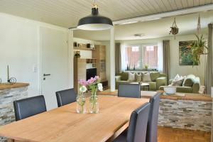 a dining room and living room with a table and chairs at Adesso - Ferienwohnung im Schwarzwald in Leinstetten